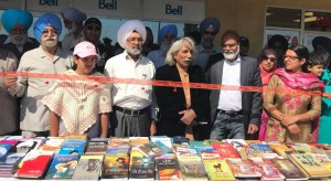 ਬਾਬਾ ਨਜਮੀ ਕੈਲਗਰੀ ਪੁਸਤਕ ਮੇਲੇ ਦਾ ਉਦਘਾਟਨ ਕਰਦੇ ਹੋਏ